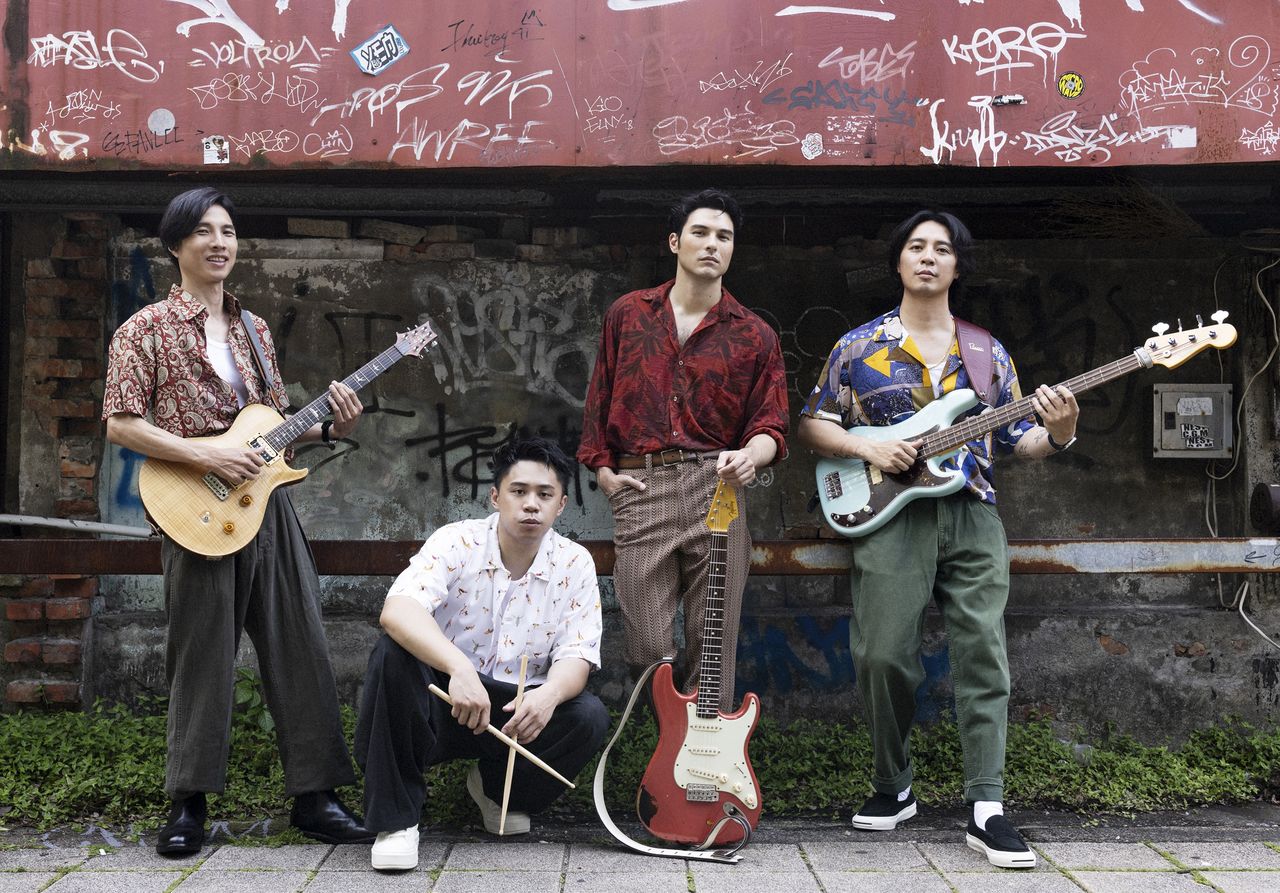 ▲▼鳳小岳攜手樂團壓克力柿子〈沈默在流浪的路上〉 。（圖／硬柿子提供）