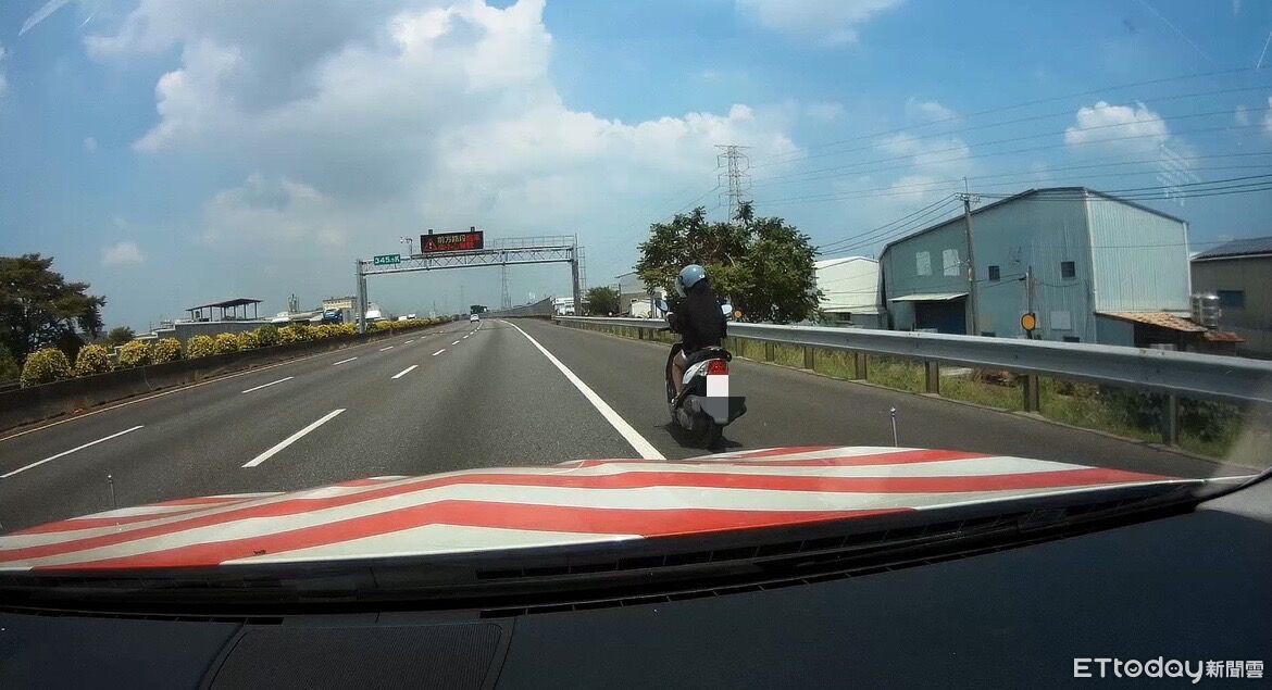 高雄機車女闖國道！一路往北狂飆20公里　3輛紅斑馬包圍攔車
