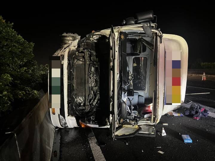 國道聯結車自撞翻覆！油箱飛下高架橋炸2車　現場恐怖畫面曝