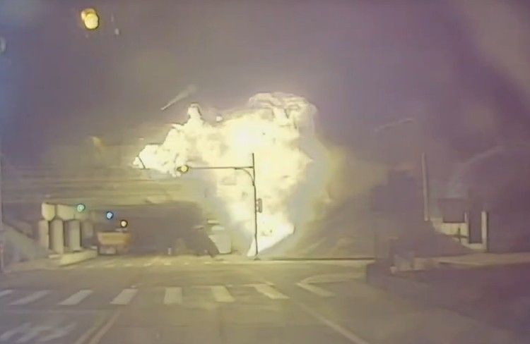 國道聯結車自撞！油箱噴出飛下高架橋　驚悚爆炸瞬間畫面曝光