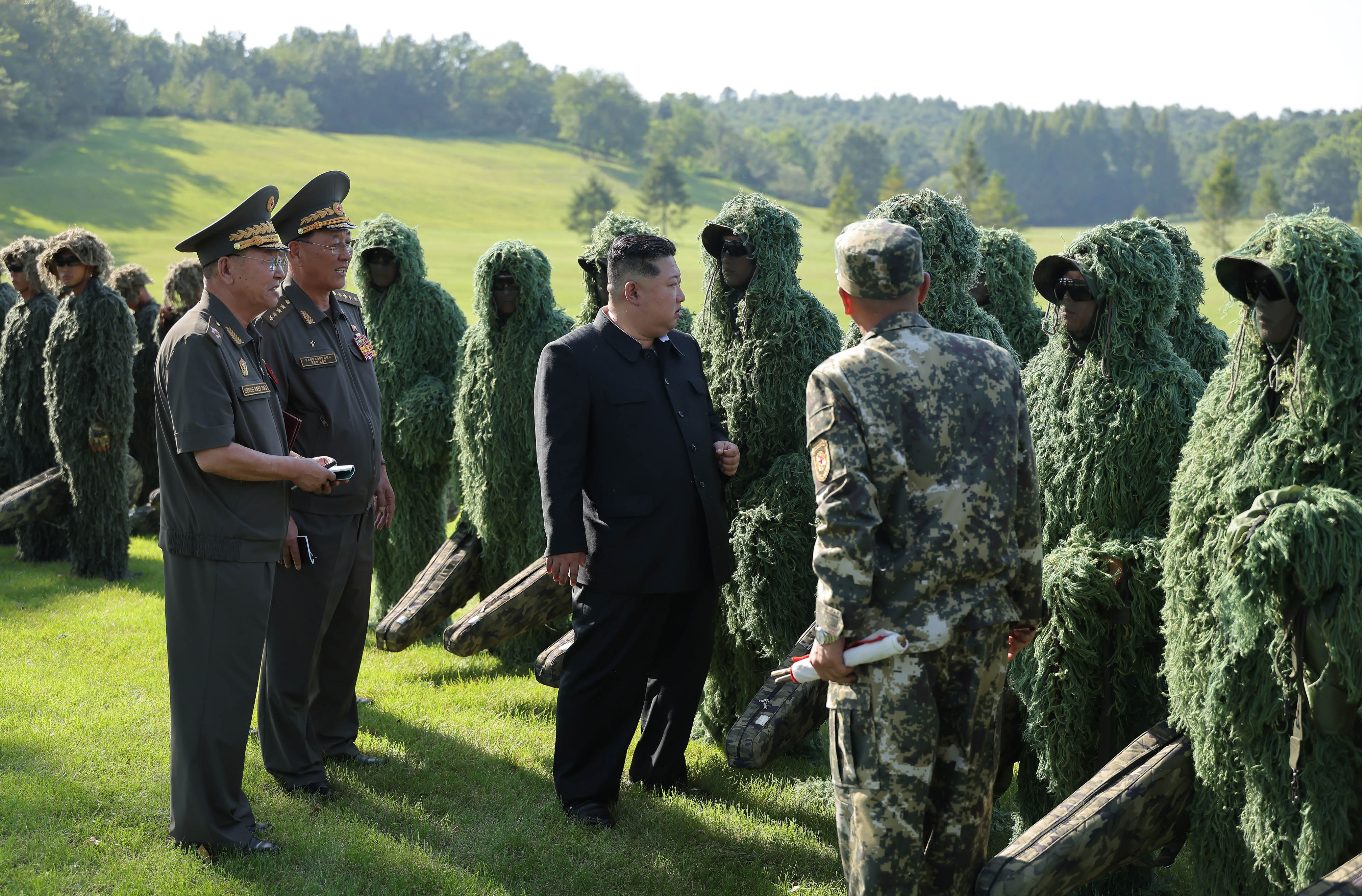 ▲▼金正恩12日參觀狙擊競賽。(圖/達志影像)
