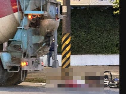 ▲▼南港死亡車禍，單車女騎士遭水泥車輾斃。（圖／翻攝自爆廢公社二館）