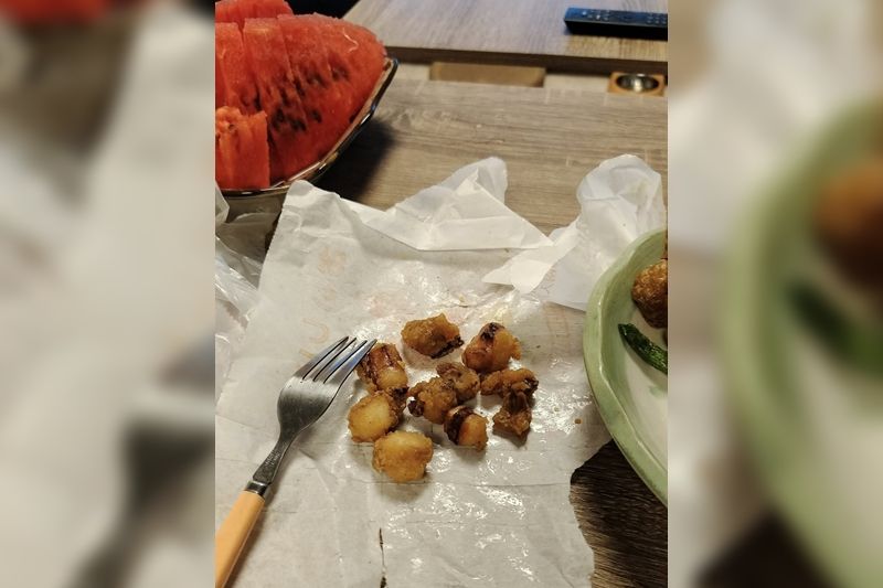 ▲▼民眾購買要價60元的炸魷魚，發現份量超空虛。（圖／翻攝臉書／汐止集團）