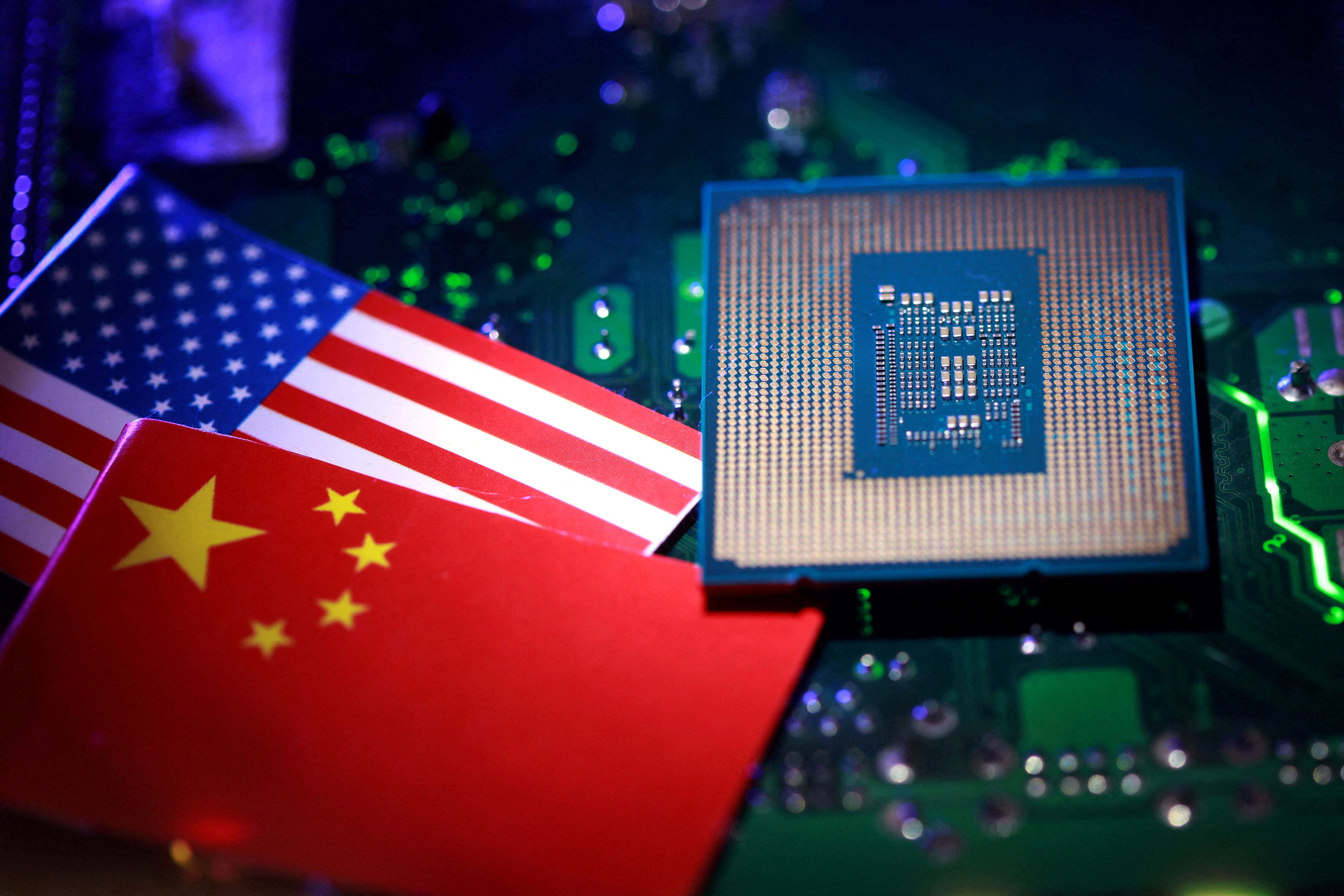 ▲▼美國和中國國旗、電腦主機板和晶片。（圖／路透）