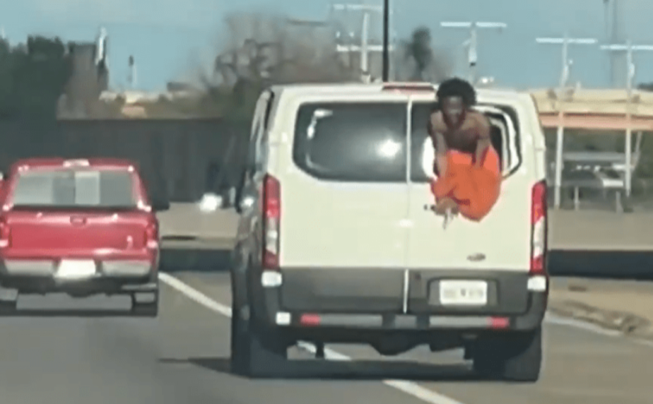 ▲▼美受刑人移送途中「砸破囚車窗戶」！裸上身爬車窗　驚悚畫面曝。（圖／翻攝自TikTok）