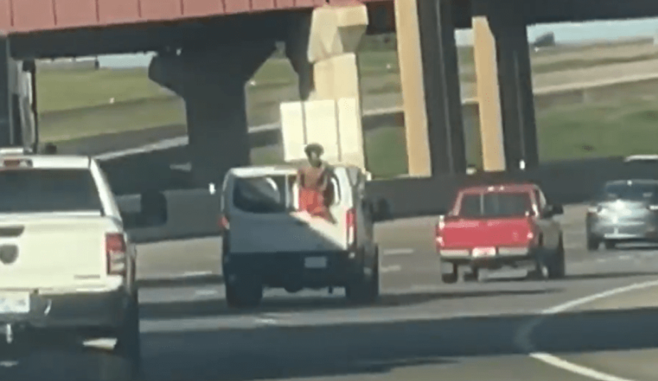 ▲▼美受刑人移送途中「砸破囚車窗戶」！裸上身爬車窗　驚悚畫面曝。（圖／翻攝自TikTok）