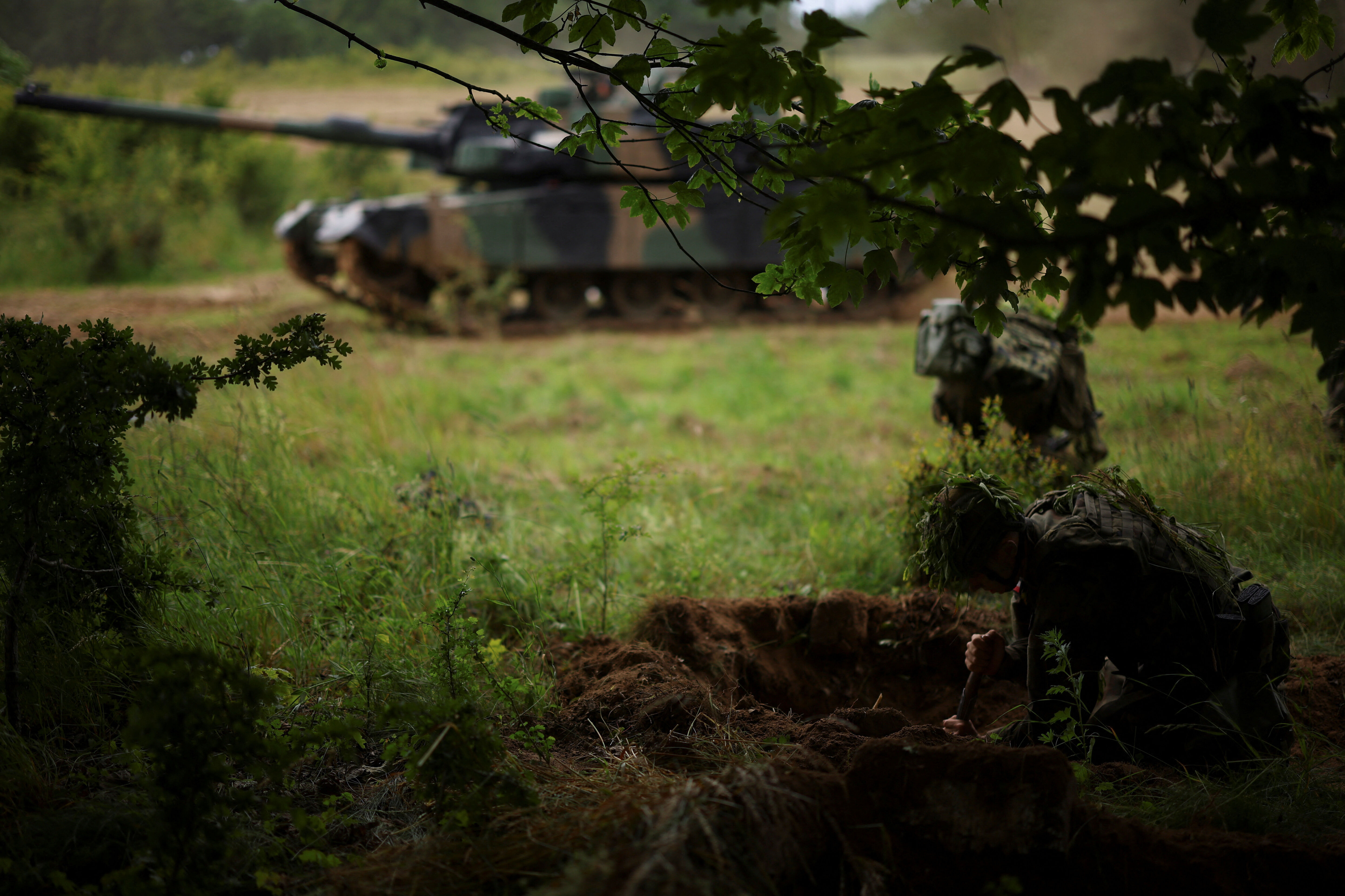 ▲▼波蘭北部布拉涅沃,從南韓採購的K-2「黑豹」主力戰車呼嘯而過。(圖/路透)