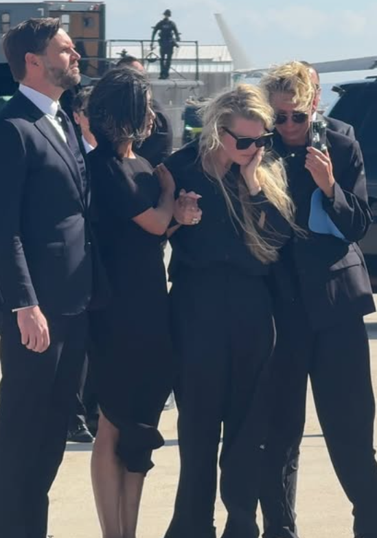▲▼ 美國總統川普的盟友柯克（Charlie Kirk）遭槍擊過世，遺孀艾瑞卡（Erika Kirk）強忍悲痛送最後一程。（圖／翻攝自IG／mrserikakirk）