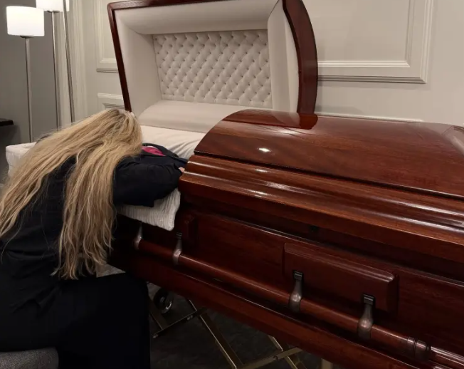 ▲▼ 美國總統川普的盟友柯克（Charlie Kirk）遭槍擊過是，遺孀艾瑞卡（Erika Kirk）強忍悲痛送最後一程。（圖／翻攝自IG／mrserikakirk）