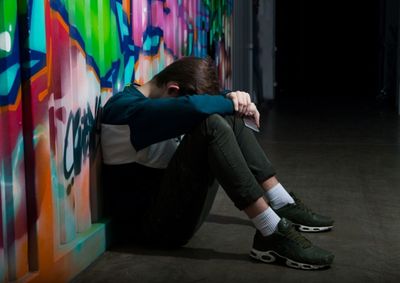 3千萬、6間房也買不到快樂　21歲獨子繼承遺產後崩潰：快撐不下去