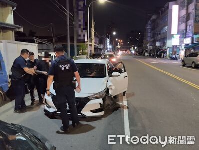 疑毒駕！鳳山男逆向撞燈桿　車內搜出「哈密瓜錠+喪屍煙彈」