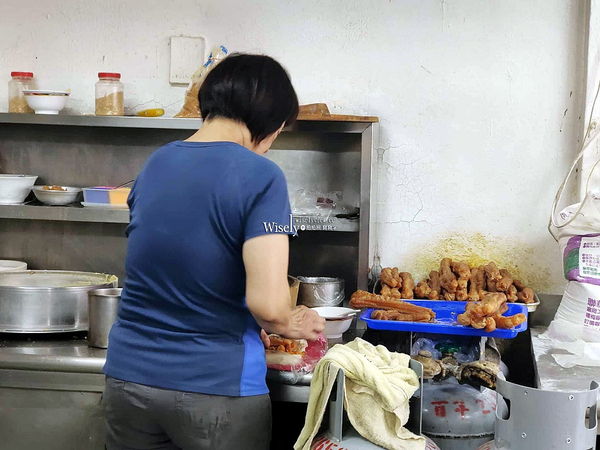 ▲▼台北景美美食「鴻珍中式早餐」，飯糰蔥燒餅鹹豆漿，無招牌只賣四小時。（圖／部落客WISELY提供）