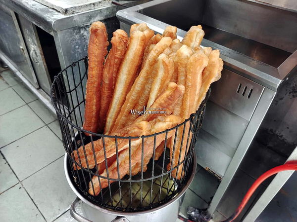 ▲▼台北景美美食「鴻珍中式早餐」，飯糰蔥燒餅鹹豆漿，無招牌只賣四小時。（圖／部落客WISELY提供）