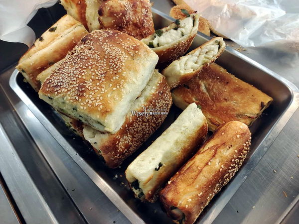 ▲▼台北景美美食「鴻珍中式早餐」，飯糰蔥燒餅鹹豆漿，無招牌只賣四小時。（圖／部落客WISELY提供）