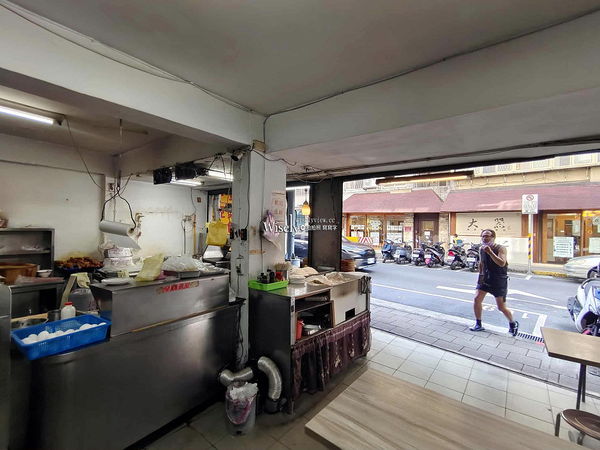 ▲▼台北景美美食「鴻珍中式早餐」，飯糰蔥燒餅鹹豆漿，無招牌只賣四小時。（圖／部落客WISELY提供）