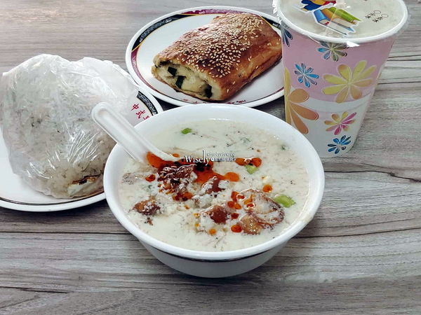 ▲▼台北景美美食「鴻珍中式早餐」，飯糰蔥燒餅鹹豆漿，無招牌只賣四小時。（圖／部落客WISELY提供）