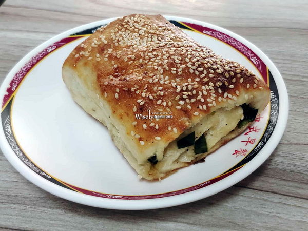 ▲▼台北景美美食「鴻珍中式早餐」，飯糰蔥燒餅鹹豆漿，無招牌只賣四小時。（圖／部落客WISELY提供）