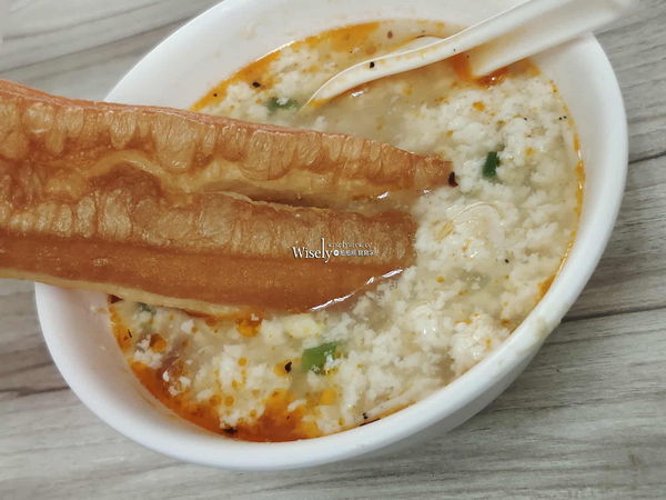 ▲▼台北景美美食「鴻珍中式早餐」，飯糰蔥燒餅鹹豆漿，無招牌只賣四小時。（圖／部落客WISELY提供）