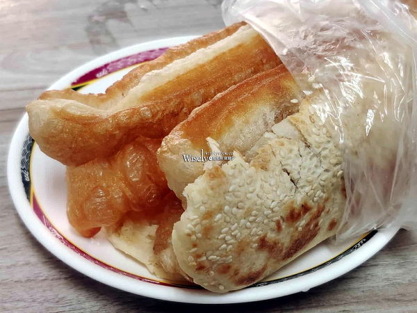 ▲▼台北景美美食「鴻珍中式早餐」，飯糰蔥燒餅鹹豆漿，無招牌只賣四小時。（圖／部落客WISELY提供）