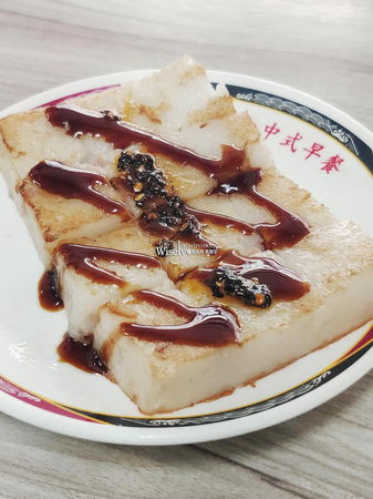 ▲▼台北景美美食「鴻珍中式早餐」，飯糰蔥燒餅鹹豆漿，無招牌只賣四小時。（圖／部落客WISELY提供）