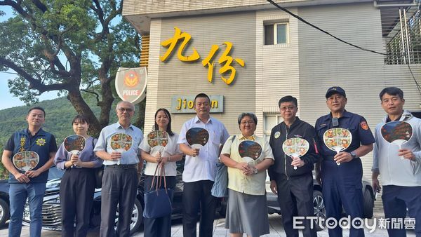 ▲瑞芳警宣導防竊「四聲道」 提升見警率守護國際客。（圖／記者郭世賢翻攝）