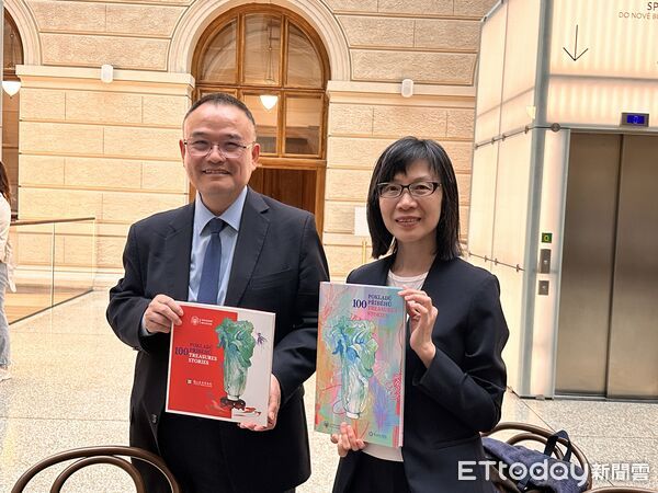 ▲▼國立故宮博物院首度前往「捷克國家博物館」舉行《故宮文物百選及其故事》特展。故宮院長蕭宗煌（左）、副院長余佩瑾。（圖／記者林育綾攝）
