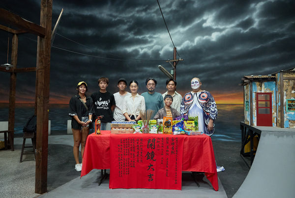 ▲《鯽魚》日前殺青，左起製作人林佳儒、蕭東意、黃迪揚、陳雪甄、導演張哲龍、斯拉、楊大正、吳宗恩。（圖／公視台語台提供）