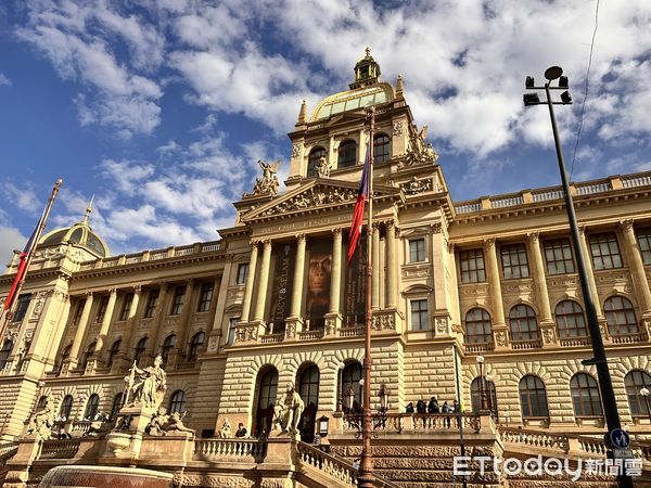 ▲▼國立故宮博物院首度前往「捷克國家博物館」舉行《故宮文物百選及其故事》特展，打破過往以歷史時間軸線的策展形式，而是透過當代視角呈現新的策展脈絡，讓觀眾在歷史文物中，找到與「生活連結」的共鳴。（圖／記者林育綾攝）