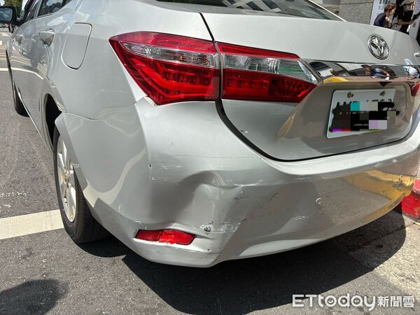 ▲▼公車與郵務車爭道碰撞，波及另2部自小客。（圖／記者邱中岳翻攝）