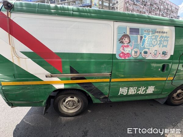 ▲▼公車與郵務車爭道碰撞，波及另2部自小客。（圖／記者邱中岳翻攝）