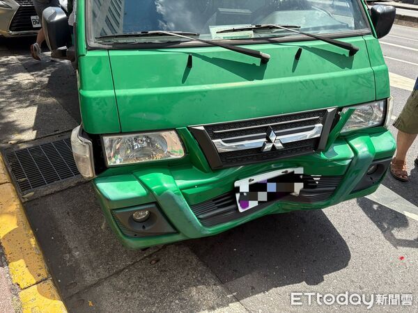 ▲▼公車與郵務車爭道碰撞，波及另2部自小客。（圖／記者邱中岳翻攝）