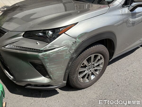 ▲▼公車與郵務車爭道碰撞，波及另2部自小客。（圖／記者邱中岳翻攝）