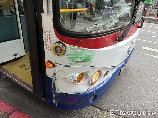 ▲▼公車與郵務車爭道碰撞，波及另2部自小客。（圖／記者邱中岳翻攝）