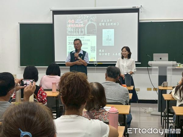 ▲王美霞老師在曾文願景園區講解《金剛經》，帶領學員體驗心靈自在之道。（記者林東良翻攝，下同）