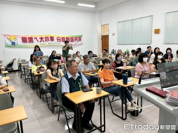 ▲王美霞老師在曾文願景園區講解《金剛經》，帶領學員體驗心靈自在之道。（記者林東良翻攝，下同）