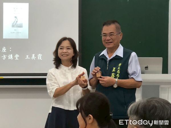 ▲王美霞老師在曾文願景園區講解《金剛經》，帶領學員體驗心靈自在之道。（記者林東良翻攝，下同）