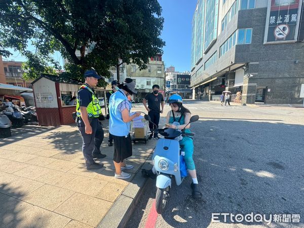 ▲▼      金門縣府聯合稽查陸客騎乘微型電動二輪車違規行為　加強陸客交通安全教育與管理v新聞稿         。（圖／記者林名揚翻攝）