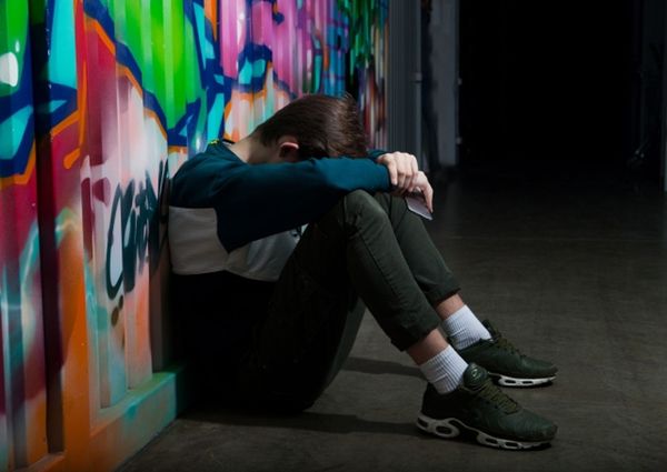 一名21歲男子失去所有親人，獨自繼承大筆遺產，然而孤獨感卻讓他萬分痛苦，也不敢隨意揮霍遺產。（示意圖，photoAC）