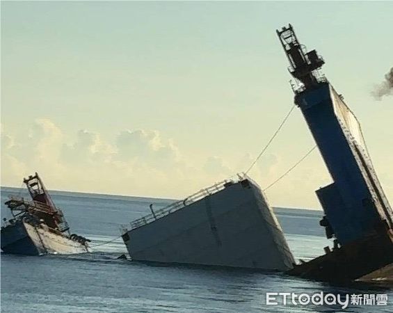 ▲載沉箱的浮台船於石城外海沉沒。（圖／記者游芳男翻攝）