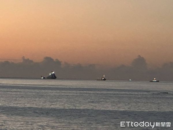 ▲載沉箱的浮台船於石城外海沉沒。（圖／記者游芳男翻攝）
