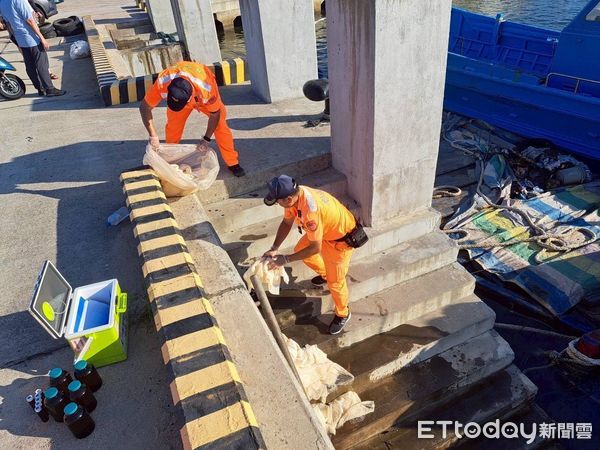 ▲▼金門傳出船隻沉沒、油汙汙染港口的事件。（圖／記者林名揚攝）