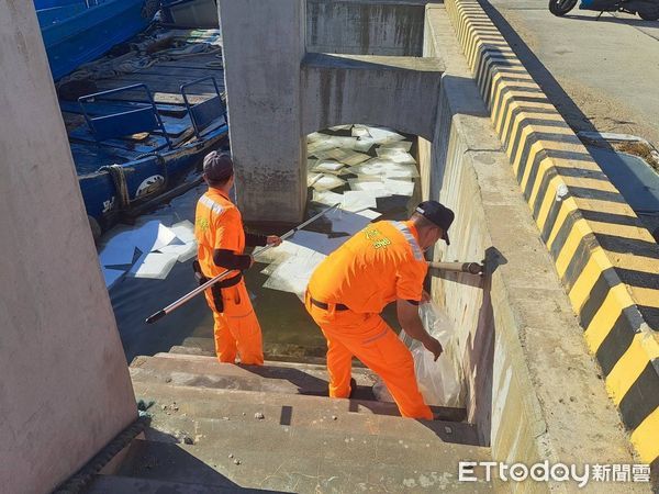 ▲▼金門傳出船隻沉沒、油汙汙染港口的事件。（圖／記者林名揚攝）