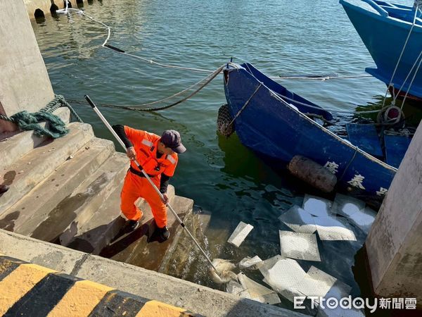▲▼金門傳出船隻沉沒、油汙汙染港口的事件。（圖／記者林名揚攝）