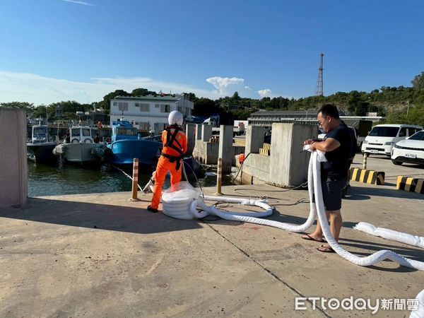 ▲▼金門傳出船隻沉沒、油汙汙染港口的事件。（圖／記者林名揚攝）
