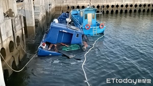 ▲▼金門傳出船隻沉沒、油汙汙染港口的事件。（圖／記者林名揚攝）