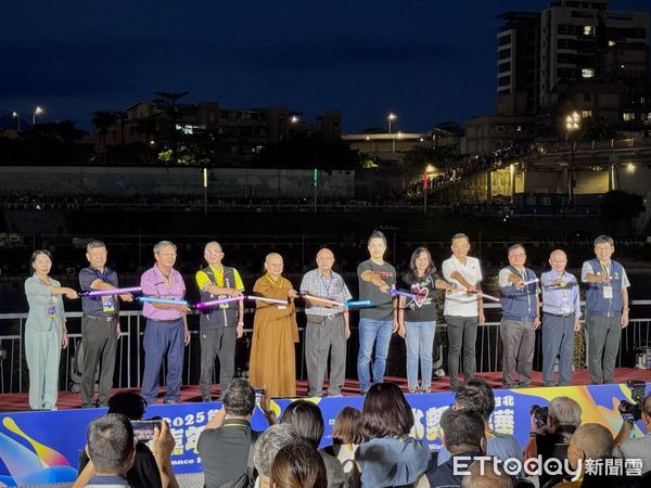 ▲「2025台北水舞嘉年華」今（13日）於松山錫口碼頭彩虹橋開幕，一路展至10月19日。（圖／記者彭懷玉攝）