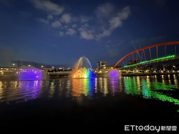 ▲「2025台北水舞嘉年華」今（13日）於松山錫口碼頭彩虹橋開幕，一路展至10月19日。（圖／記者彭懷玉攝）