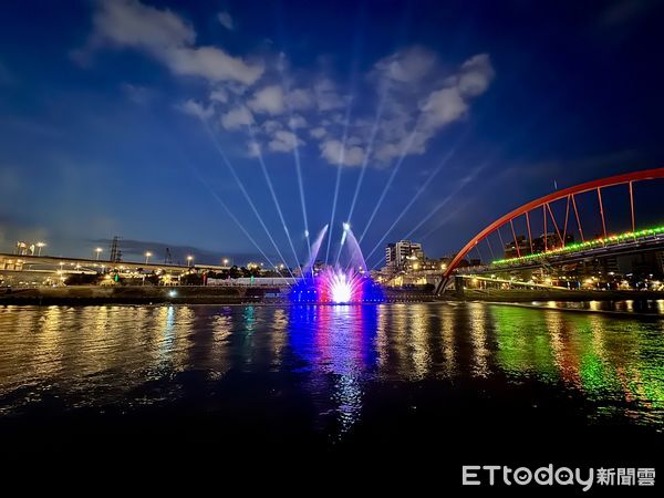 ▲「2025台北水舞嘉年華」今（13日）於松山錫口碼頭彩虹橋開幕，一路展至10月19日。（圖／記者彭懷玉攝）