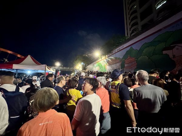 ▲「2025台北水舞嘉年華」今（13日）於松山錫口碼頭彩虹橋開幕，一路展至10月19日。（圖／記者彭懷玉攝）