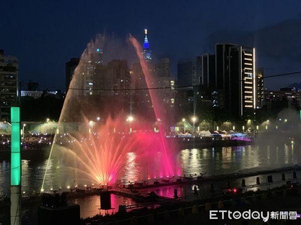 ▲「2025台北水舞嘉年華」今（13日）於松山錫口碼頭彩虹橋開幕，一路展至10月19日。（圖／記者彭懷玉攝）